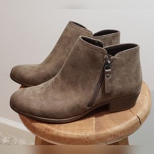 NWOT Arizona Jean Co women's leather like/suede like ankle booties size 7.5